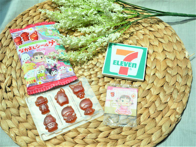 「Peko三麗鷗造型QQ糖」，共有11種可愛軟糖造型，內附趣味貼紙1枚，10款貼紙隨機贈送，售價59元。圖／7-ELEVEN提供