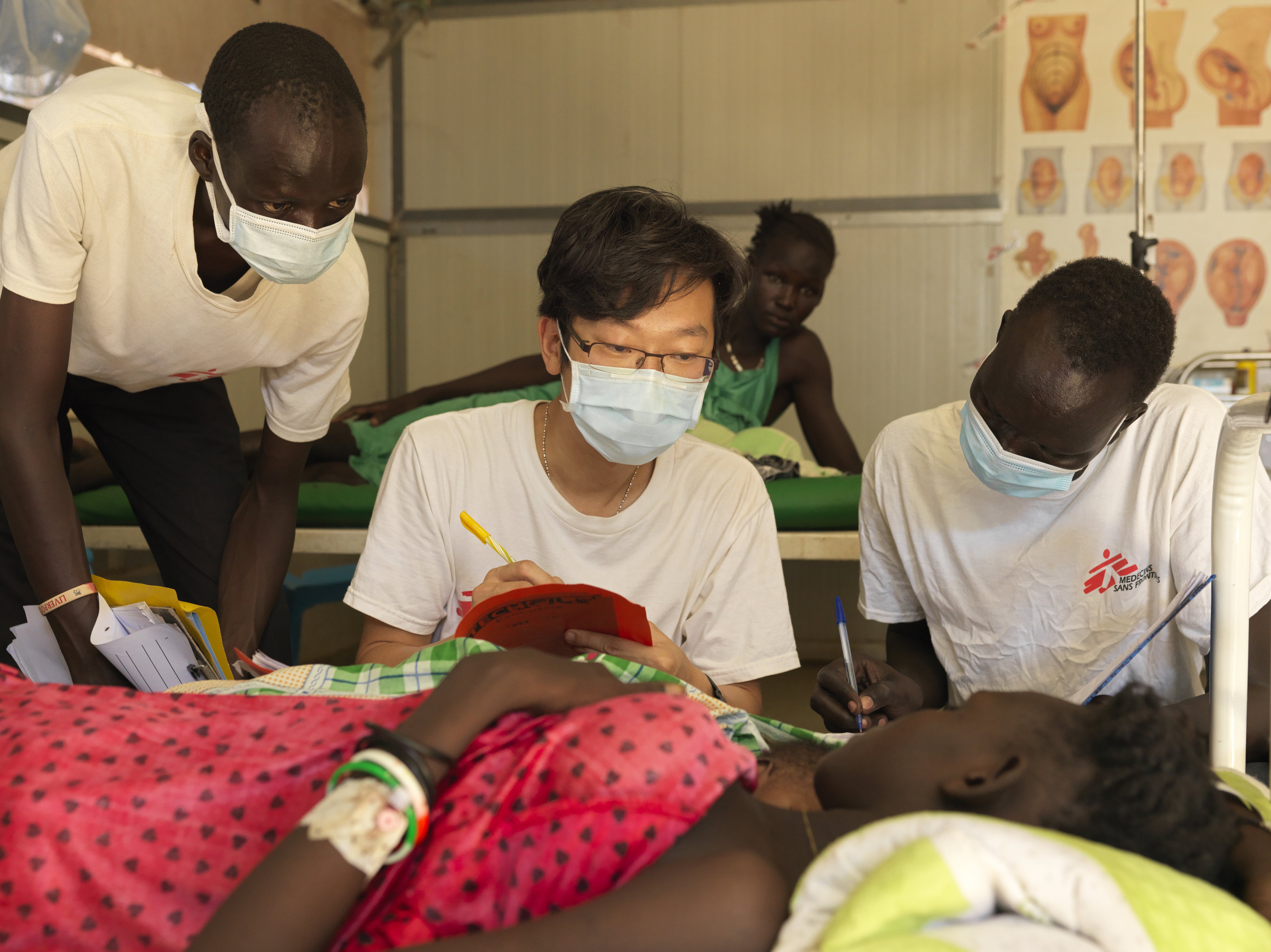 夏肇聰醫師在南蘇丹班提烏的無國界醫生醫院內巡視病房。圖／無國界醫生提供