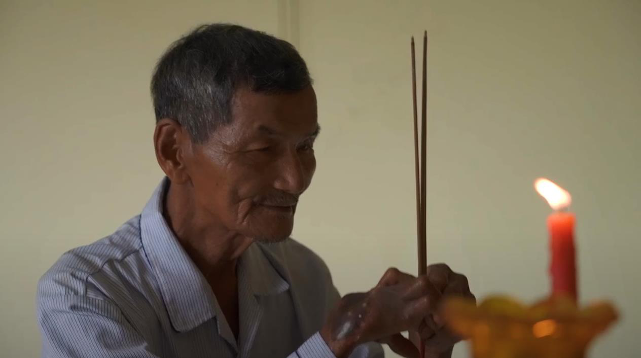 越南80歲男子泰玉自稱年輕時經歷了一場嚴重發燒，此後導致他60年來沒闔眼入睡過。圖／取材自YouTube