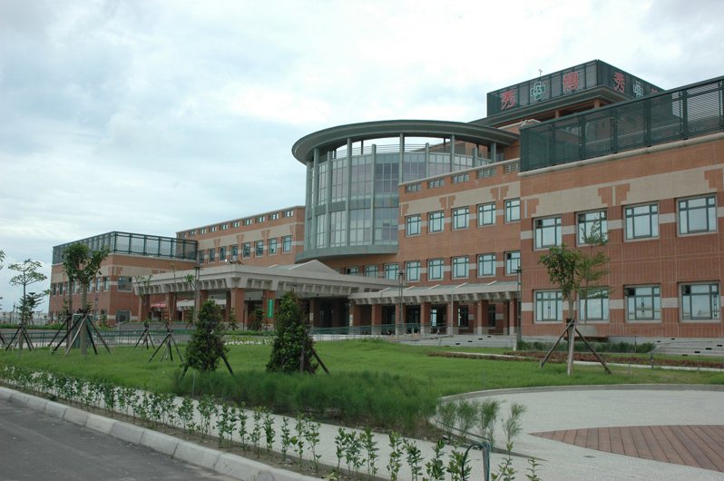 1993年黃明和以父親命名的彰濱秀傳醫院成立，除了提供醫療服務，裡面還有醫學博物館、藝廊。本報資料照片