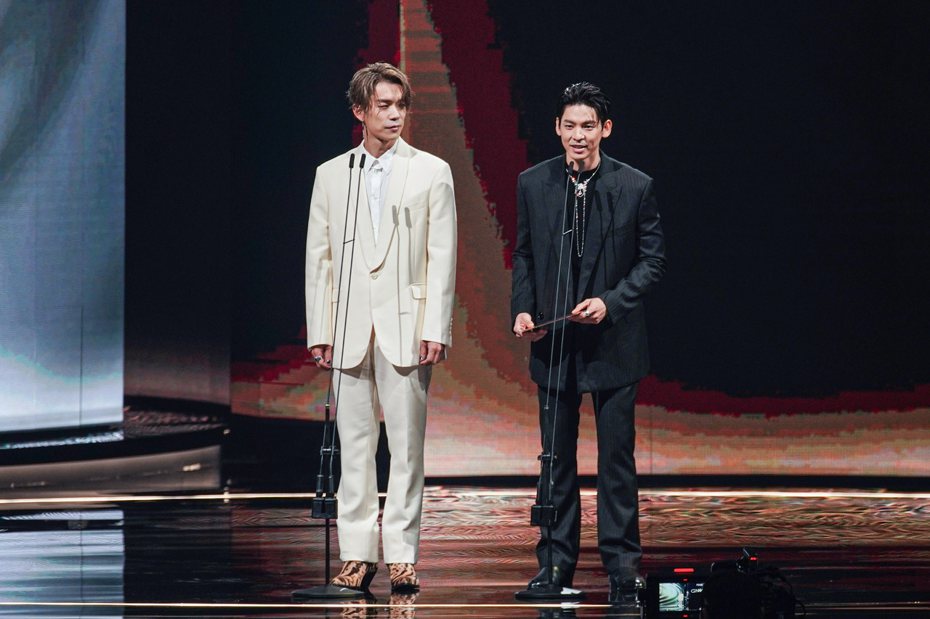 K6劉家凱(左)、林柏宏擔任第34屆金曲獎最佳演奏類頒獎人。 圖／台視提供