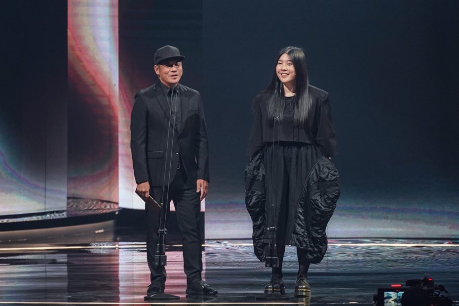 蕭青陽與女兒蕭君恬擔任金曲最佳裝幀設計獎、最佳MV頒獎人。 圖／台視提供