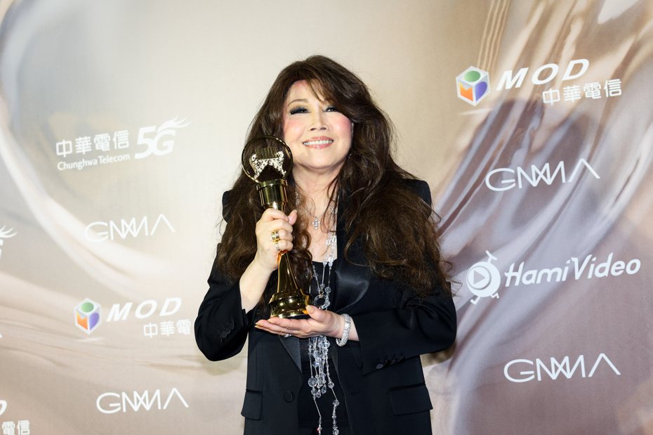 歐陽菲菲獲頒第34屆流行音樂金曲獎特別貢獻獎。 聯合報金曲採訪團隊／攝影