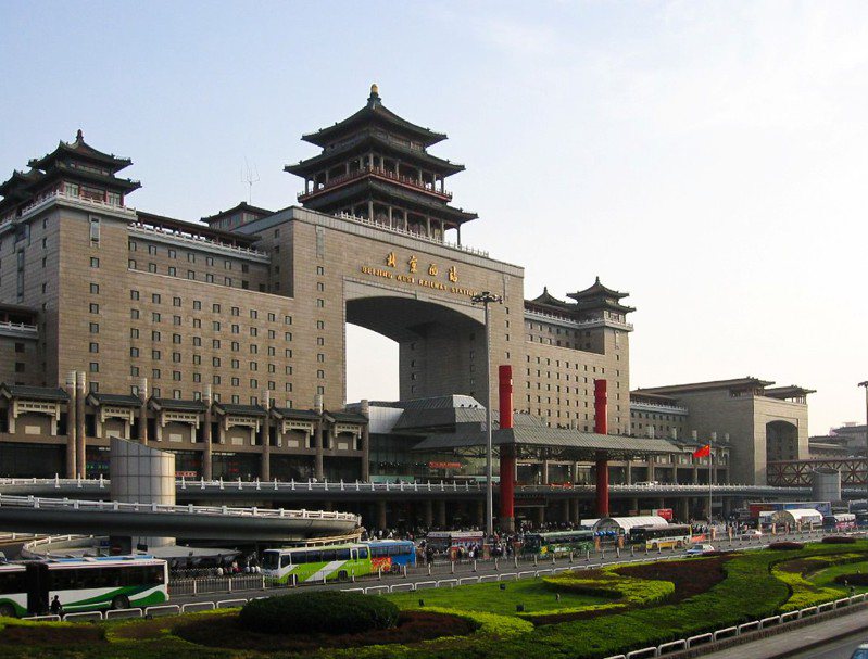 大陸暑運開始。圖為號稱是全亞洲最大的火車站的北京西站。      維基百科