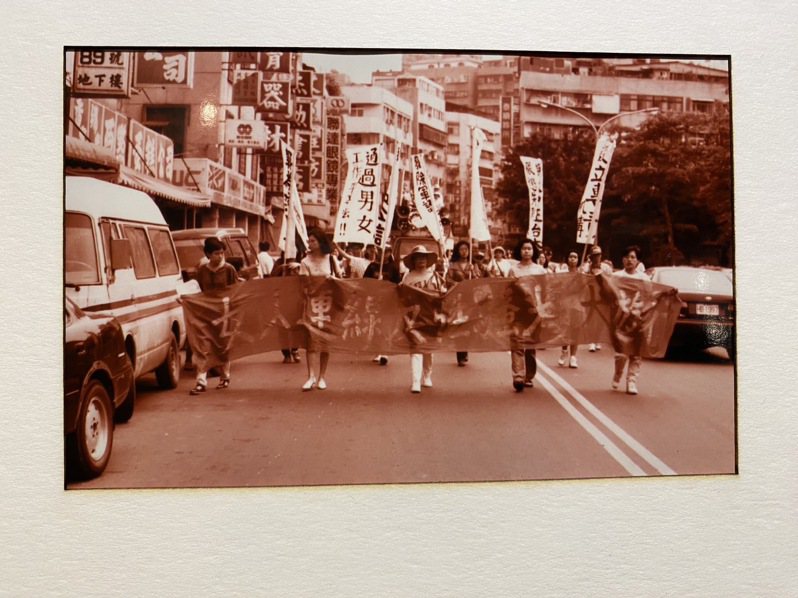 1994年5月22日，婦女新知基金會、台灣女性學學會、各大專院校女研社等多個女權團體組成小紅帽大隊，集上街發動「女人連線反性騷擾大遊行」。記者葉冠妤／翻攝