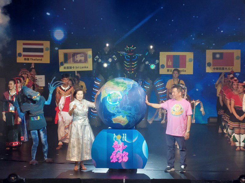 縣長林姿妙（前排左）與副議長陳漢鍾（前排右）手按地球，正式啟動2023宜蘭國際童玩藝術節。記者陳敬丰／攝影