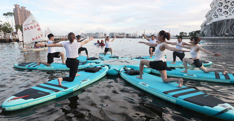 SUP瑜珈愛好者今天下午在愛河灣做水上瑜珈。記者劉學聖／攝影