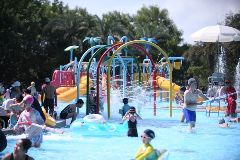 花蓮知卡宣親水公園昨起開放，吸引大批遊客玩水。圖／民眾提供