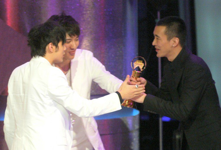 2005年金曲獎王力宏誤以為自己得獎而上台，但實際得主是黃立行。 圖/聯合報系資料照