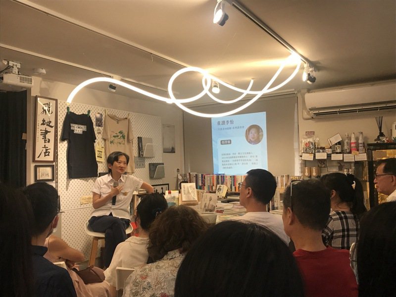 作家顏擇雅（後左）1日在台北飛地書店出席「重讀李怡：『失敗者回憶錄』系列讀書會」表示，香港資深評論家李怡是華文世界唯一一名具跨國影響力的政論家兼媒體人，「他是一個終生都在戰鬥的人」。 中央社