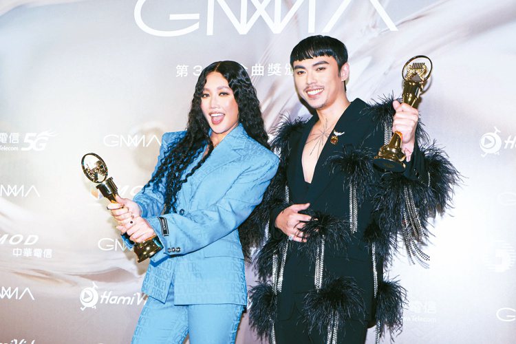 HUSH（右）勇奪本屆金曲歌王，歌后A-Lin（左）也是首次獲獎，淚喊「我等了十六年」。記者沈昱嘉／攝影