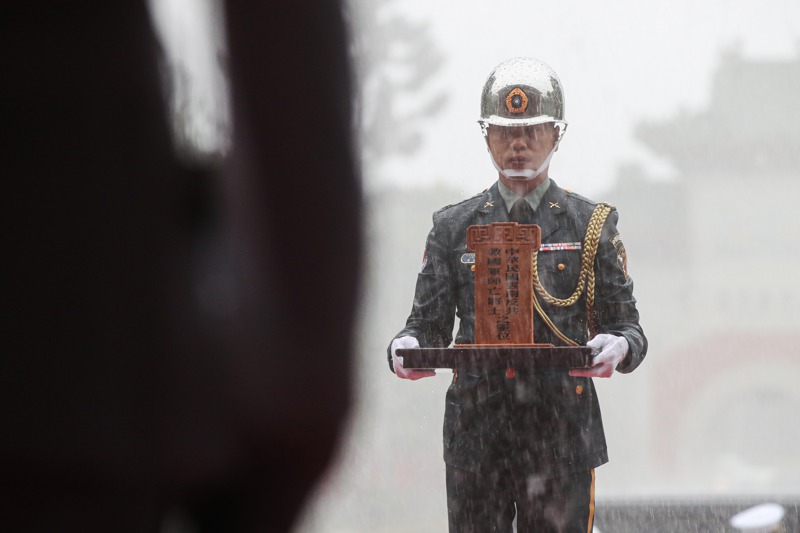 大雨滂沱之中，國防部將中華民國雲南反共救國軍烈士英靈迎回忠烈祠。中央社