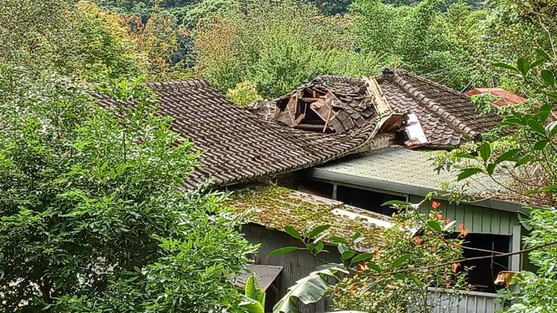 去年5月梅雨季，內灣所屋頂大傾塌。圖／新竹縣文化局提供