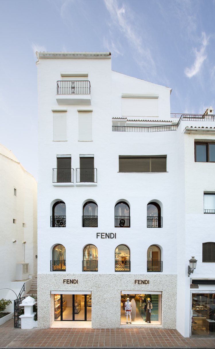 FENDI在西班牙太陽海岸著名時尚區巴努斯港開設全新精品店，三層樓的獨棟空間洋溢濃厚西班牙風情。圖／FENDI提供