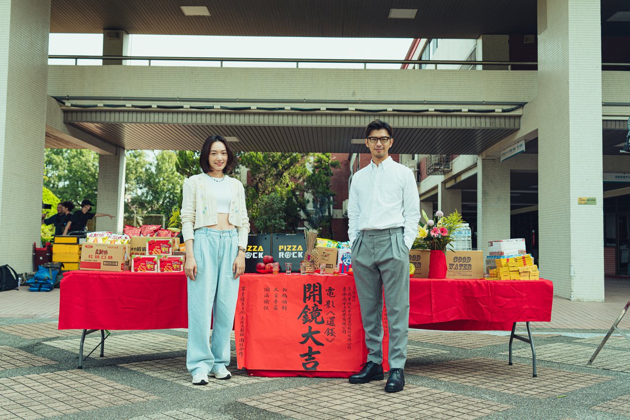 電影《還錢》男主角陳柏霖(右)、女主角蔡思韵(左)出席開鏡儀式。圖／甲上娛樂提供