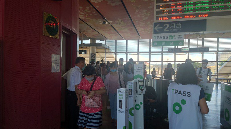 台灣鐵路局2124次區間車抵達苗栗站正值上班時間，出站一度大排長龍。記者范榮達／攝影