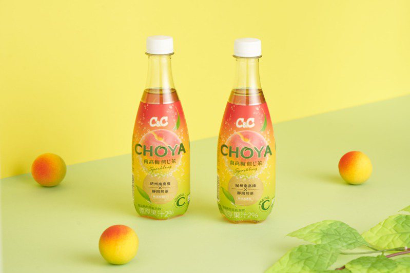 C&C跨海攜手日本國民梅酒品牌CHOYA，推出「C&C x CHOYA 南高梅煎じ茶氣泡飲」。圖／黑松提供。