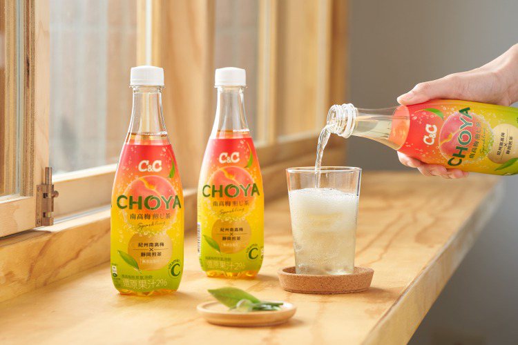 「C&C x CHOYA 南高梅煎じ茶氣泡飲」結合了梅子風味、靜岡煎茶香氣與碳酸氣泡的清涼暢快感。圖／黑松提供。