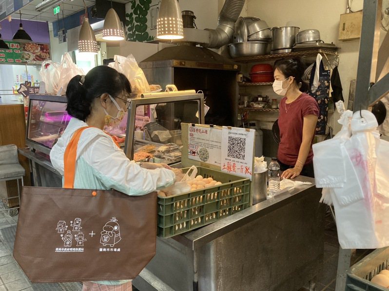 台南市環保局鼓勵民眾帶購物袋上傳統市場，選擇虎尾寮市場推出積點優惠措施。記者鄭惠仁／翻攝