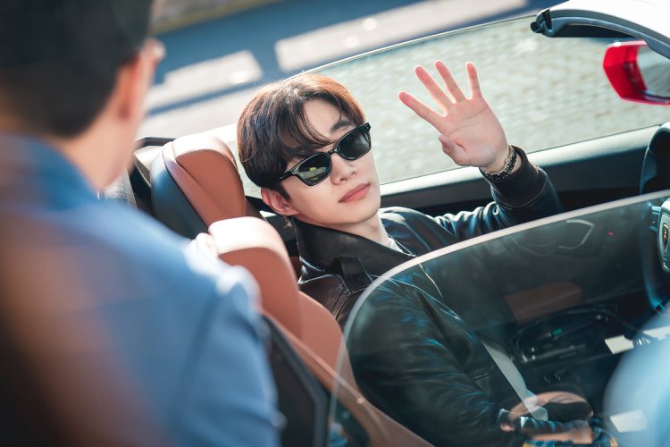正在熱播的韓劇「歡迎來到王之國」主角李俊昊就配戴了GENTLE MONSTER太陽眼鏡。圖／Netflix Taiwan提供