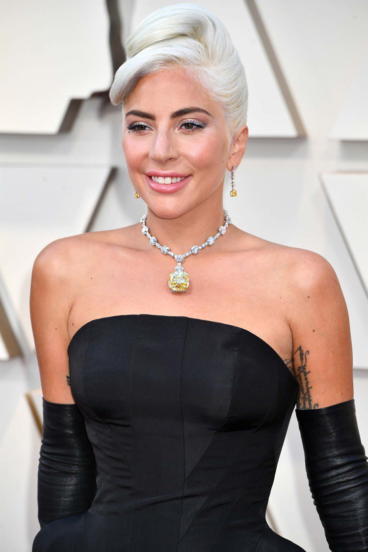 美國樂壇天后Lady Gaga配戴Tiffany Diamond傳奇黃鑽項鍊出席第91屆奧斯卡頒獎典禮。圖／Tiffany提供