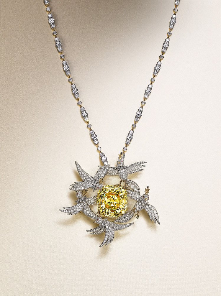 Tiffany & Co.重新設計Tiffany Diamond傳奇黃鑽，靈感源自傳奇設計師Jean Schlumberger的經典石上鳥作品。圖／Tiffany提供