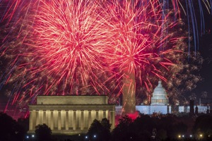 美國華府去年國慶煙火秀在林肯紀念堂和華盛頓紀念碑上空施放。美聯社