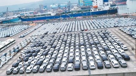 6月車市續熱，進口車大量到港、掛牌為主因。圖為台北港待交車輛示意圖。（本報系資料庫）