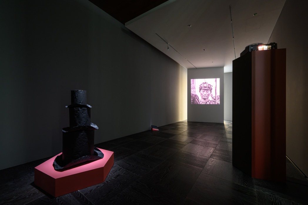 臺灣藝術家饒加恩，作品《A Topper》於陸府植深館二樓展廳，以幻燈片形式呈現...
