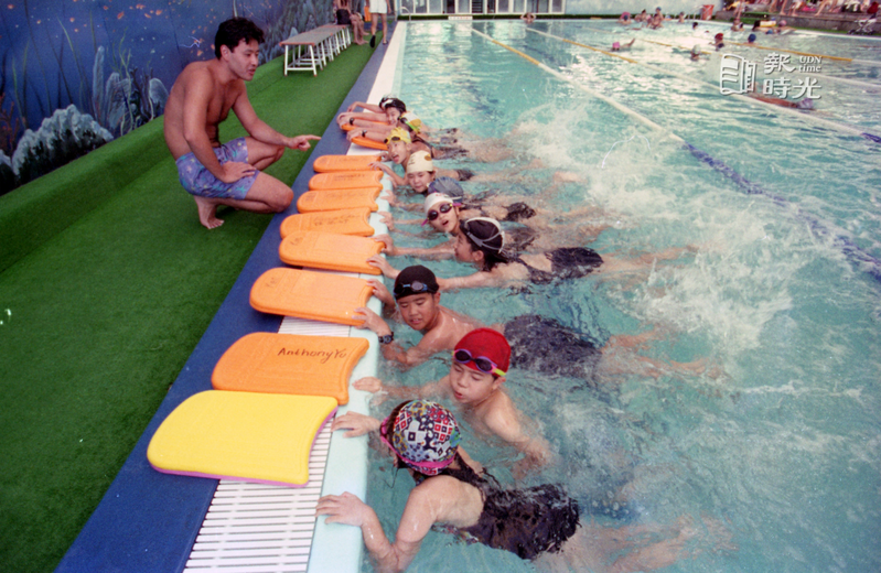中影游泳池暑期泳訓班。 圖/聯合報系資料照（1995/06/27 鍾豐榮攝影）