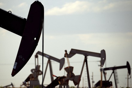 沙烏地阿拉伯3日宣布，將把自行減產石油的時間延長至8月，俄羅斯隨後也表示8月將自願每日減少出口50萬桶原油，國際油價一度應聲由黑翻紅。美聯社