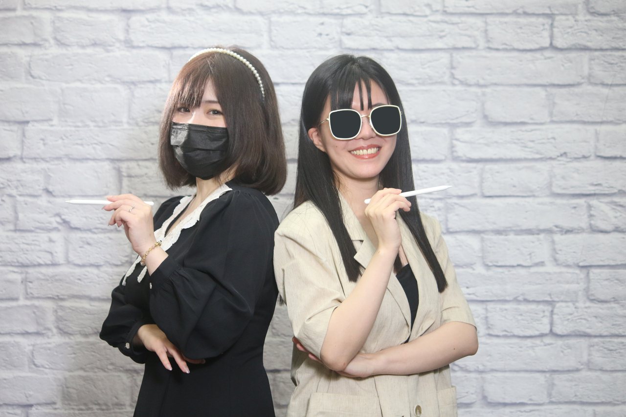 《包養前輩》的創作者Tji(右)和《耳邊蜜語》的創作者米米卡醬(左)。圖/女子漾編輯郁孟慈拍攝