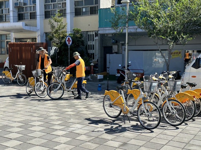 嘉義市微笑公共自行車YouBike啟用至今，深獲好評，不到3年騎乘人次累計突破300萬人，周轉率（使用率）非六都第一。記者魯永明／攝影