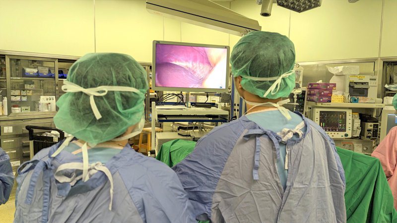 恩主公醫院表示3D腹腔鏡畫面可自動對焦也不易起霧，手術畫面清晰可精準切除病灶。圖／恩主公醫院提供