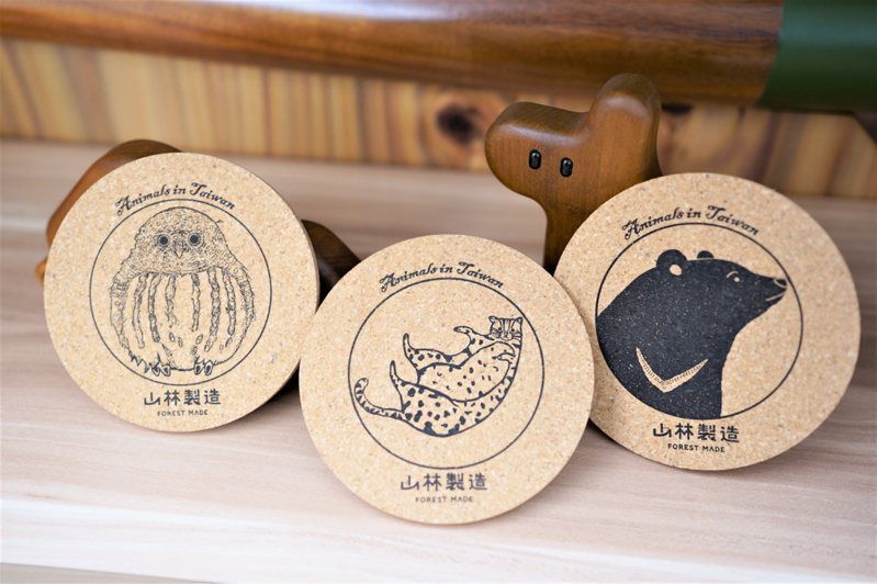 台灣動物軟木杯墊。從左至右依序：鵂鶹款、台灣黑熊款、石虎款。（圖／林務局提供）