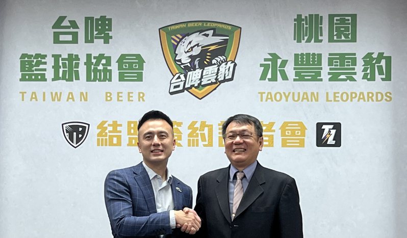 雲豹執行長張建偉（左）和台灣菸酒公司董事長丁彥哲宣布合作。記者曾思儒／攝影