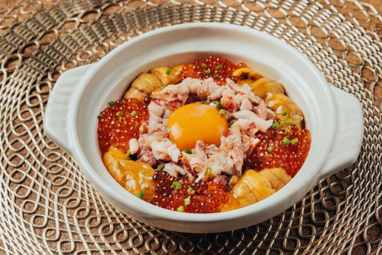 海膽干貝鮭魚卵和牛炊飯。圖／青杉燒肉提供