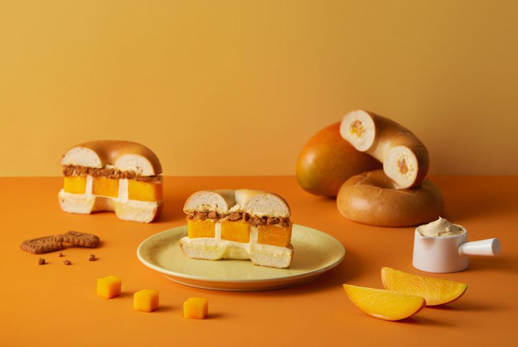 好丘芒果季2款全新美味，芒果太郎厚醬（前）及芒果香草乳酪貝果（後）。圖／好丘提供。