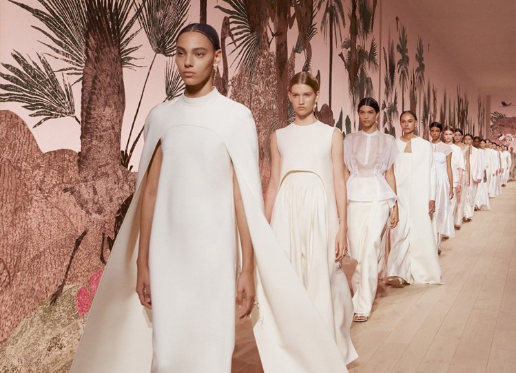 Dior 2023-2024秋冬高級訂製服系列，以女神崇拜為依歸，將經典象徵重新詮釋成為當代風格，展現女性力量與敏感幽微性，持續支持與延續女性社群。圖／Dior提供
