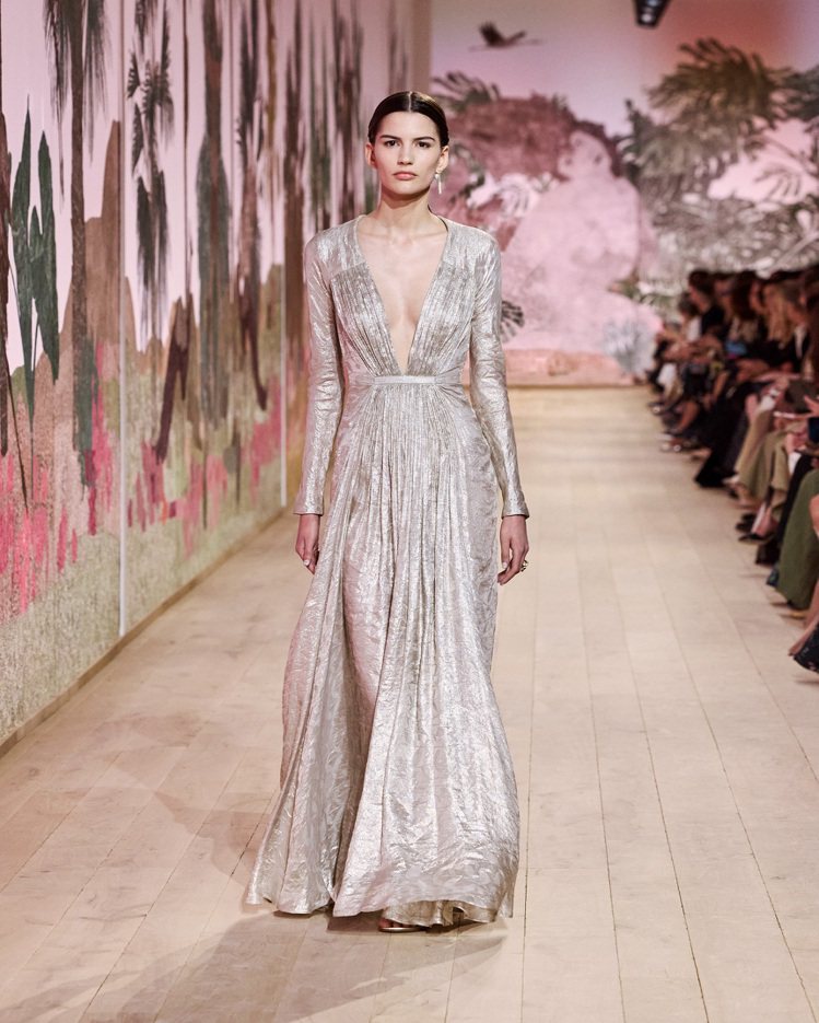華麗的長裙和洋裝以六十年代閃耀之姿再度登場。圖／Dior提供