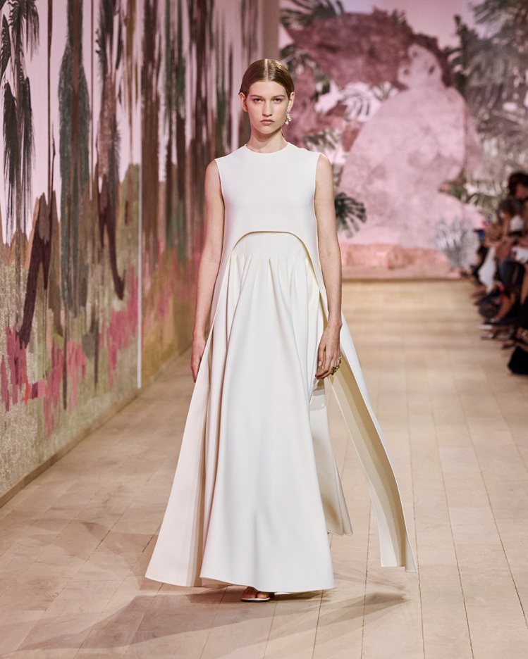 筆直垂墜的長袍與平底鞋構成Dior本季高級訂製服的主要輪廓。圖／Dior提供