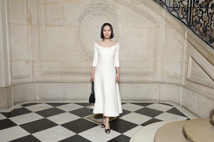 日本女星中谷美紀穿Dior白色羊毛絲質洋裝，搭配Dior高級珠寶出席2023-24秋冬高級訂製服大秀。圖／Dior提供