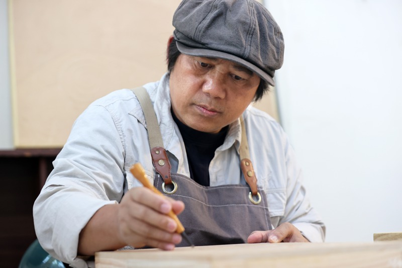 伊誕・巴瓦瓦隆是台灣原住民排灣族藝術家，藝術創作多元，善以精細與用色大膽的作品表達文學視野及當代性，其中定名為《紋砌刻畫》的創作形式，創造原住民族的另一種影像美學。記者劉學聖／攝影