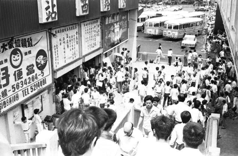 1980年7月5日台灣省公路局租用遊覽車加入營運的第一個週末，由於人員和遊覽車業者尚未完全適應，現場民眾混亂擁擠。圖／聯合報系資料照片