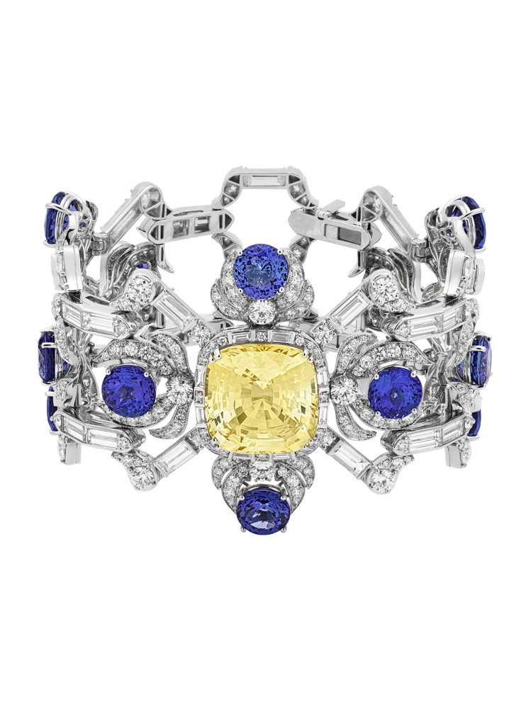 冬季主題的18K白金手鍊，共鑲嵌了黃色藍寶石、坦桑石和鑽石，透過高雅的藍色與黃色藍寶石，呈現12月底聖誕團聚的歡樂聯想，訂價約2,205萬。圖／GUCCI提供