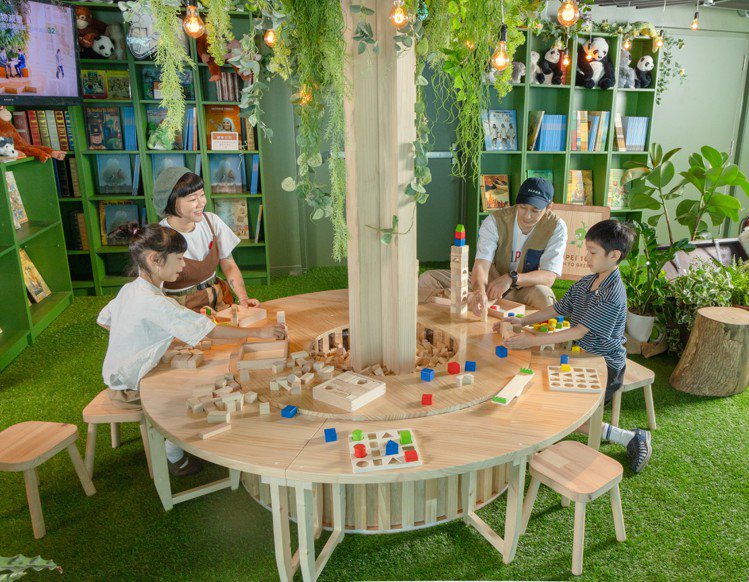 台北101今夏在觀景台打造全新「OPEN TO GREEN雲端永續公園」，讓親子客可在最高的室內公園遊戲與涼爽野餐。圖／台北101提供
