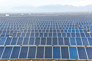 新疆有豐富的再生能源，「疆電外送」不僅是到大陸東部省分，也有朝中亞延伸的規畫。圖為新疆哈密石城子太陽能產業園。新華社