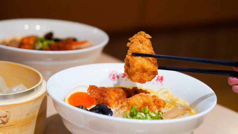大阪王將推出「海陸牡蠣雞白湯拉麵」。圖／大阪王將提供