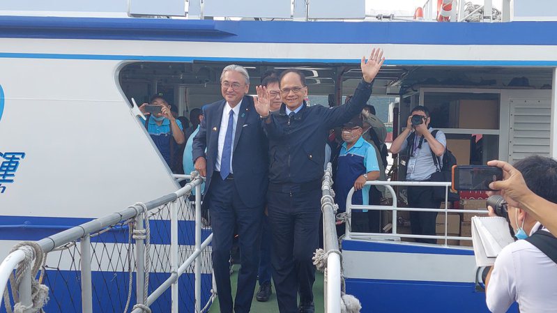 立法院長游錫堃（右）與日本眾議院議員古屋圭司（左）踏上台灣土地，兩人去年曾在此地一同眺望與那國島。記者陳敬丰／攝影