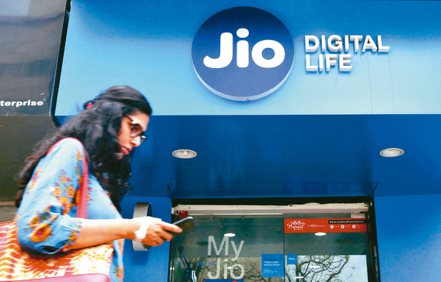 印度首富阿巴尼的信實資訊通信（Reliance Jio）推出999盧比（約新台幣380元）的4G手機。（路透）